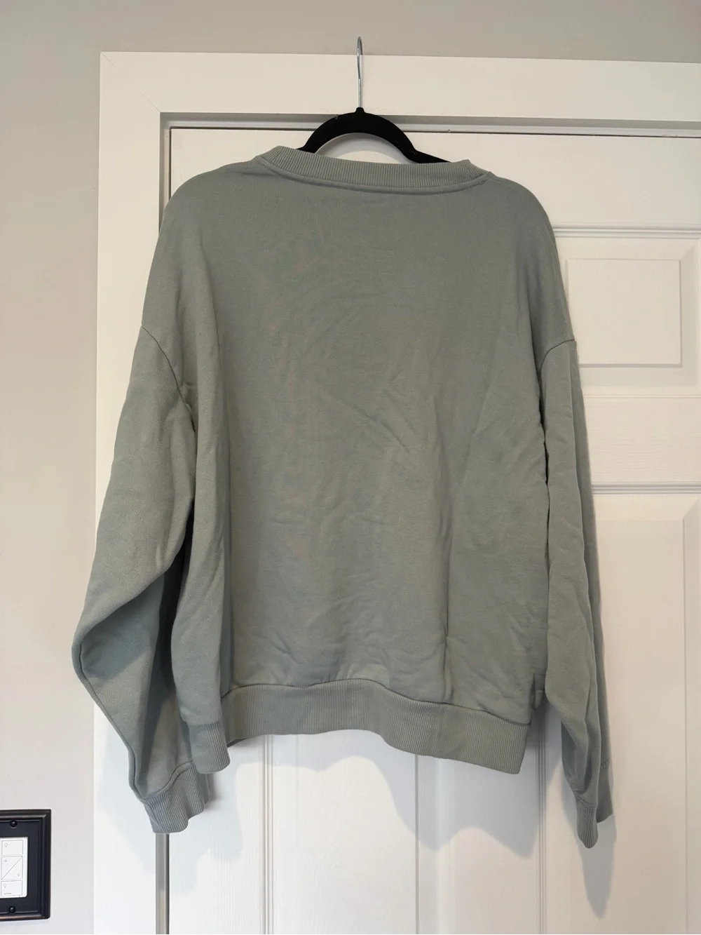 Auth. ✅ RARE ALO Yoga Accolade Crewneck Pullover in “Cosmic Grey” Size Large 🩶💚💙